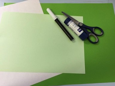 Fabrique ta souris verte avec des coeurs en papier. souris verte avec des coeurs 1