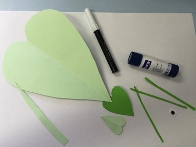 Fabrique ta souris verte avec des coeurs en papier. souris verte avec des coeurs 2