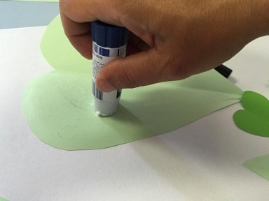 Fabrique ta souris verte avec des coeurs en papier. souris verte avec des coeurs 3