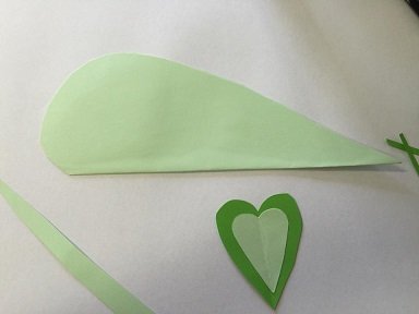 Fabrique ta souris verte avec des coeurs en papier. souris verte avec des coeurs 4