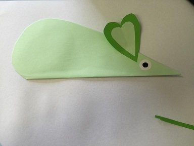 Fabrique ta souris verte avec des coeurs en papier. souris verte avec des coeurs 5