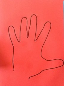 Poule de Pâques facile : bricolage avec assiette en carton et empreinte de main poule assiette carton empreinte de main 2