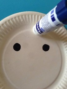 Poule de Pâques facile : bricolage avec assiette en carton et empreinte de main poule assiette carton empreinte de main 4