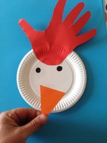 Poule de Pâques facile : bricolage avec assiette en carton et empreinte de main poule assiette carton empreinte de main 6