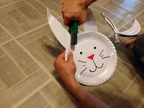 Sac à bonbons lapin de Pâques : Bricolage facile avec assiette en carton sac bonbon avec assiette carton paques 10