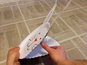 Sac à bonbons lapin de Pâques : Bricolage facile avec assiette en carton sac bonbon avec assiette carton paques 13