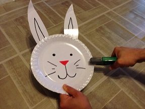 Sac à bonbons lapin de Pâques : Bricolage facile avec assiette en carton sac bonbon avec assiette carton paques 15