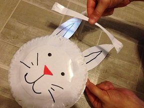 Sac à bonbons lapin de Pâques : Bricolage facile avec assiette en carton sac bonbon avec assiette carton paques 17