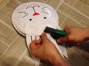 Sac à bonbons lapin de Pâques : Bricolage facile avec assiette en carton sac bonbon avec assiette carton paques 18