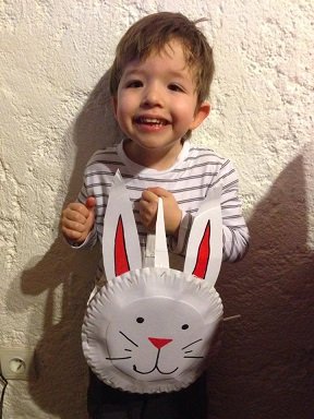 Sac à bonbons lapin de Pâques : Bricolage facile avec assiette en carton sac bonbon avec assiette carton paques 20