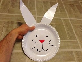 Sac à bonbons lapin de Pâques : Bricolage facile avec assiette en carton sac bonbon avec assiette carton paques 7