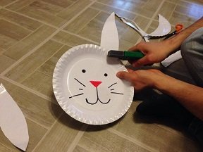 Sac à bonbons lapin de Pâques : Bricolage facile avec assiette en carton sac bonbon avec assiette carton paques 8