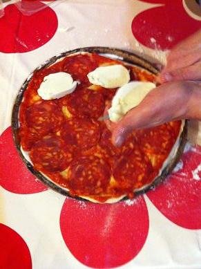 Faire une pizza pepperoni mozzarella maison pizza pepperoni mozzarella 11