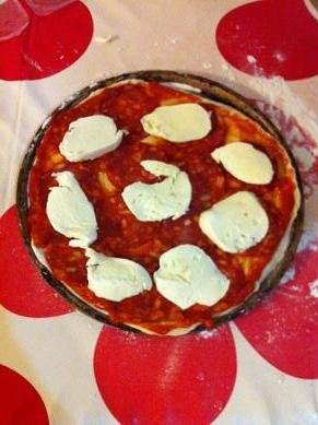 Faire une pizza pepperoni mozzarella maison pizza pepperoni mozzarella 14