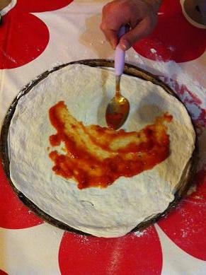 Faire une pizza pepperoni mozzarella maison pizza pepperoni mozzarella 4