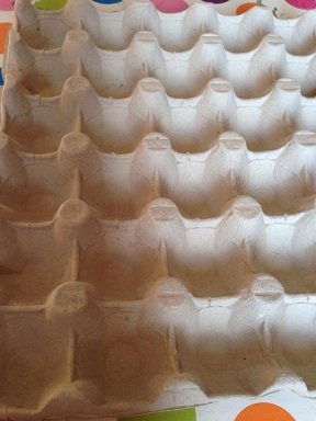 Masque de lapin pour carnaval avec boite à oeufs.