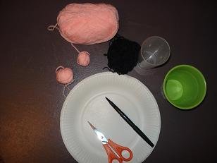 fabriquer des pompons en laine en 3 étapes