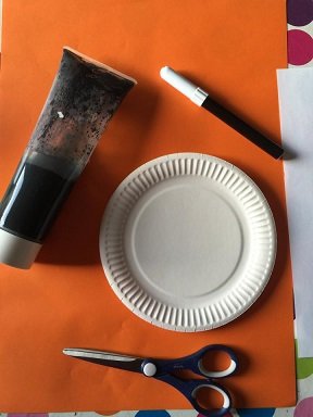 Fabrique ton pingouin en pliant une assiette en carton Fabrique ton pingouin en pliant une assiette en carton