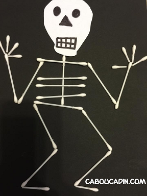 Faire un squelette avec des cotons tiges pour Halloween