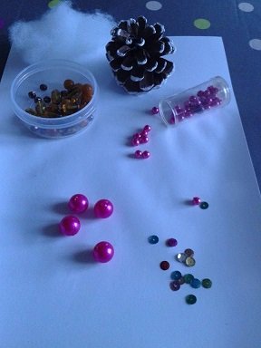 Décorer ta pomme de pin pour Noël.