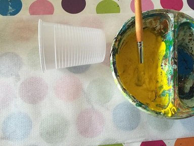 Bricolage Pâques facile : Un poussin en gobelet plastique