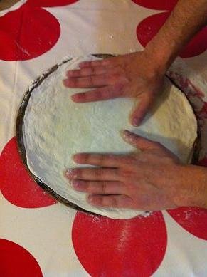 Faire une pizza pepperoni mozzarella maison