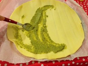 Faire des roulés feuilletés pesto et jambon.