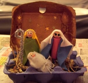 creche-avec-boite-a-oeuf-et-rouleau-carton_595
