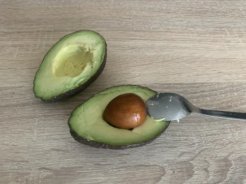 méthode pour extraire un noyau d'avocat sans l'abimer le noyau. astuces et conseils pratique. 