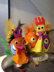 personnages-paques-avec-boite-a-oeufs_595