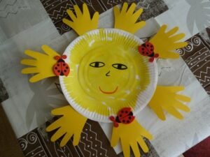 soleil-avec-empreintes-de-mains_595