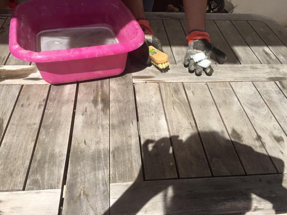Nettoyer et rénover une table en teck en 3 minutes avec des tablettes de lave-vaisselle IMG 9895