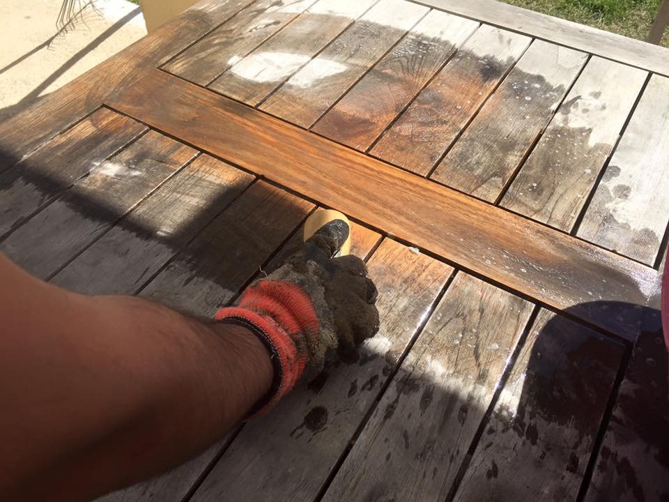 Nettoyer et rénover une table en teck en 3 minutes avec des tablettes de lave-vaisselle IMG 9897