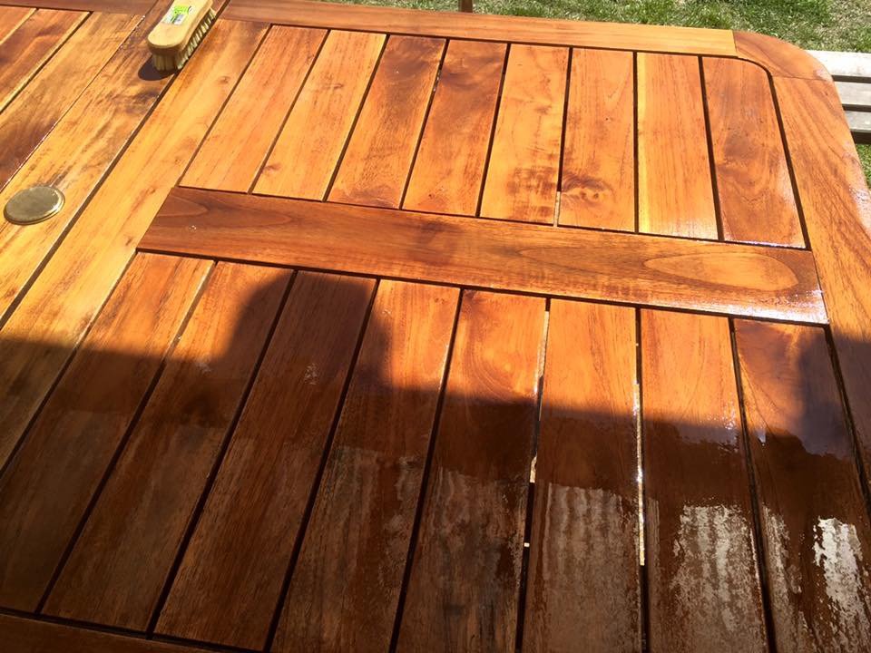 Nettoyer et rénover une table en teck en 3 minutes avec des tablettes de lave-vaisselle IMG 9898