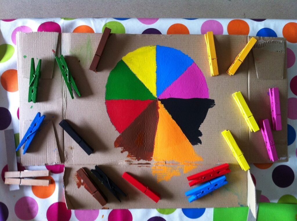 Activité Montessori : apprendre les couleurs avec des pinces à linge
