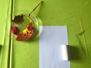 Bricolage facile avec des enfants : Créez un arbre d'automne coloré arbre-automne-peint-avec-rouleau-carton-1
