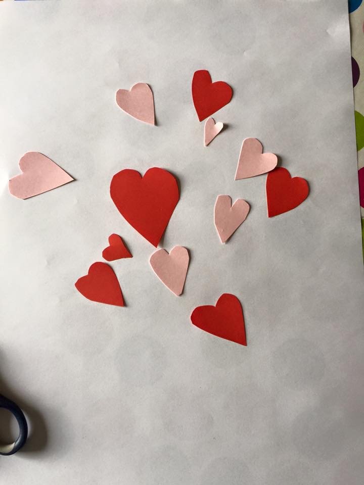 Idée Bricolage Printanier : Un Arbre avec des Feuilles en Forme de Cœur arbre avec coeurs papier 2