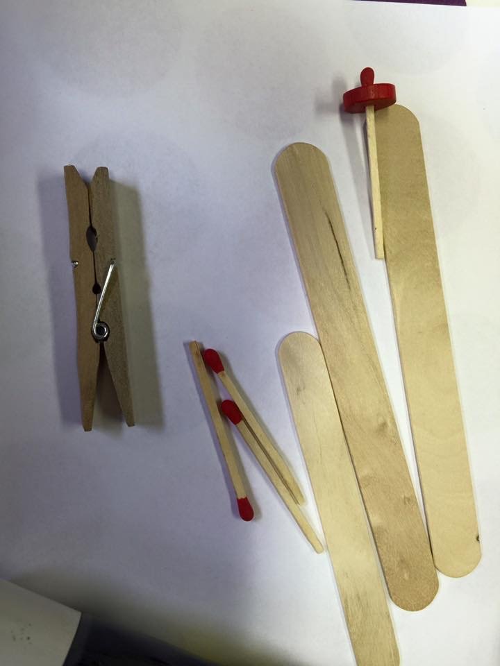 Activité manuelle facile : Fabriquez un avion en bois avec vos enfants avion avec batonnet en bois 1