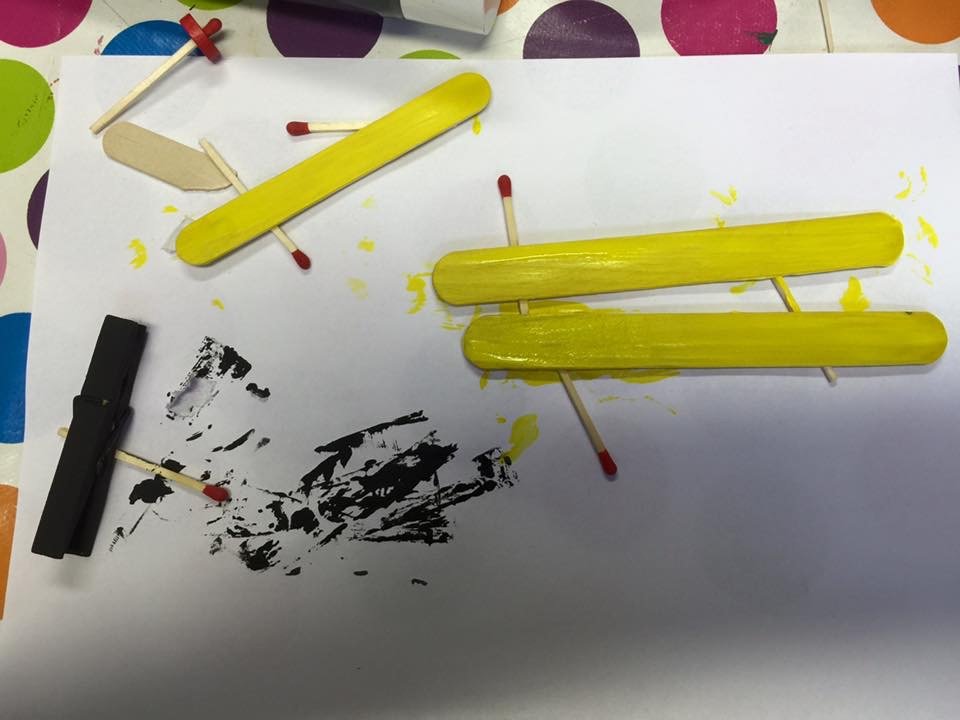 Activité manuelle facile : Fabriquez un avion en bois avec vos enfants avion avec batonnet en bois 2