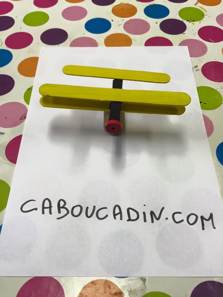 Activité manuelle facile : Fabriquez un avion en bois avec vos enfants avion avec batonnet en bois 4