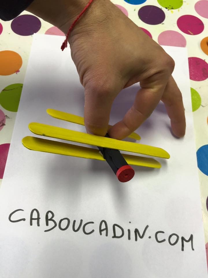 Activité manuelle facile : Fabriquez un avion en bois avec vos enfants avion avec batonnet en bois 5