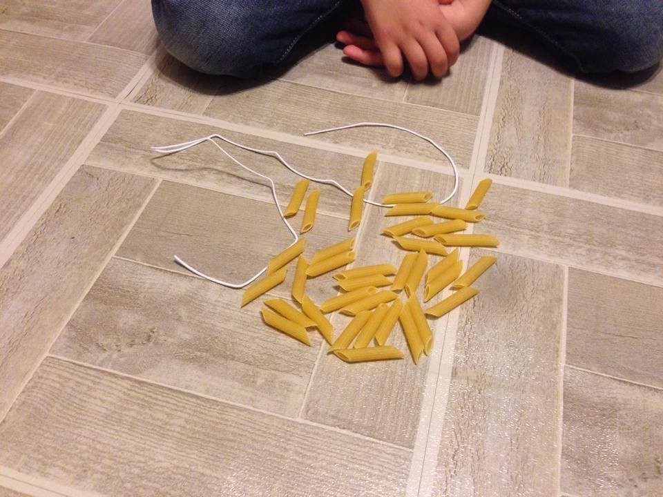 Réalisation d'un collier avec des pâtes alimentaires collier de pates 1