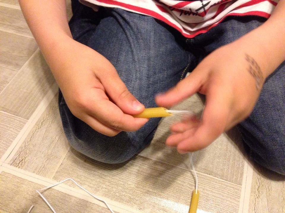 Réalisation d'un collier avec des pâtes alimentaires collier de pates 3