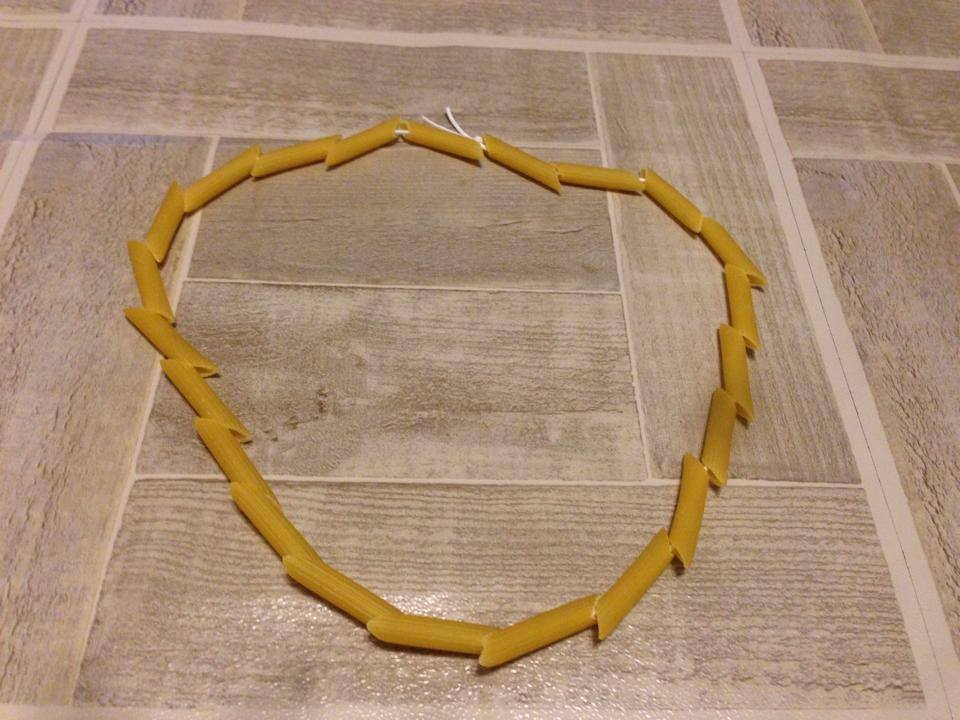 Réalisation d'un collier avec des pâtes alimentaires collier de pates 7