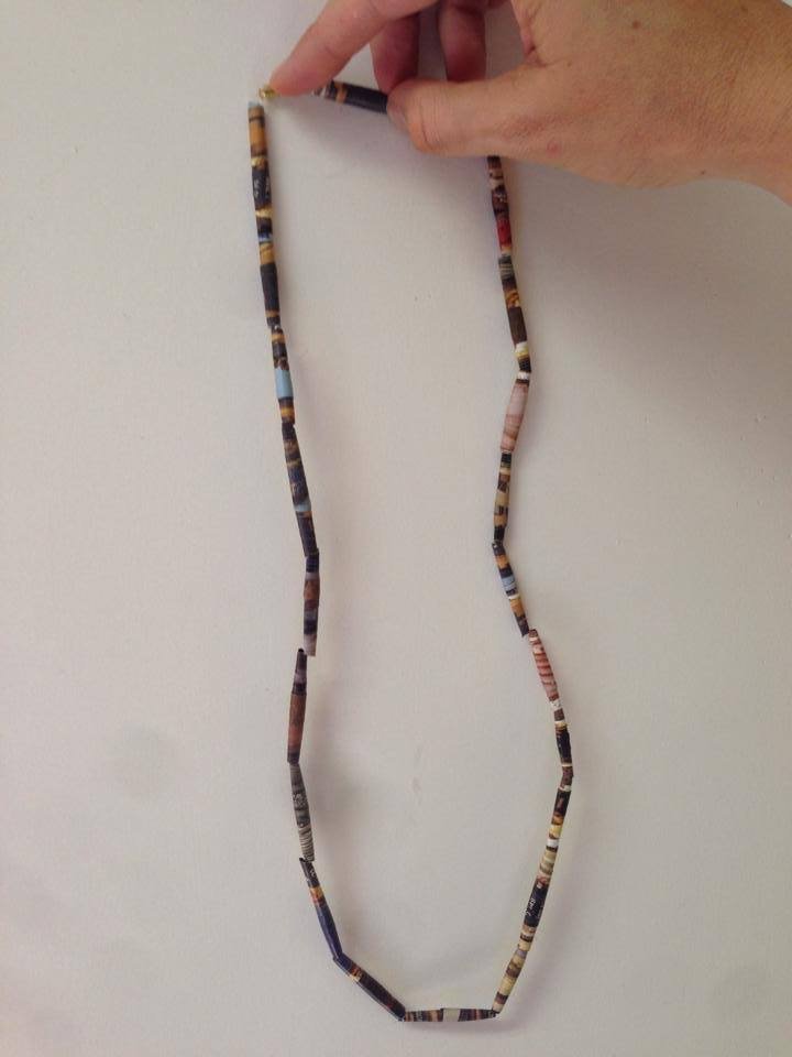 Fabrique ton collier ou bracelet en perles de papier recyclé collier perles feuille magazine 10
