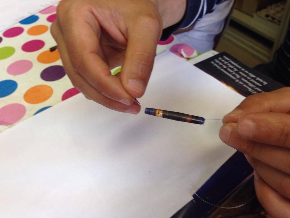 Fabrique ton collier ou bracelet en perles de papier recyclé collier perles feuille magazine 8