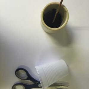 Fabrique tes Fantômes Halloween avec des gobelets en plastique Fabrique tes Fantômes Halloween avec des gobelets en plastique