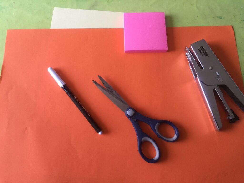 Réaliser un serpent en papier coloré par pliage : Guide étape par étape Réaliser un serpent en papier coloré par pliage : Guide étape par étape