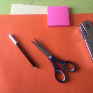 Réaliser un serpent en papier coloré par pliage : Guide étape par étape Réaliser un serpent en papier coloré par pliage : Guide étape par étape