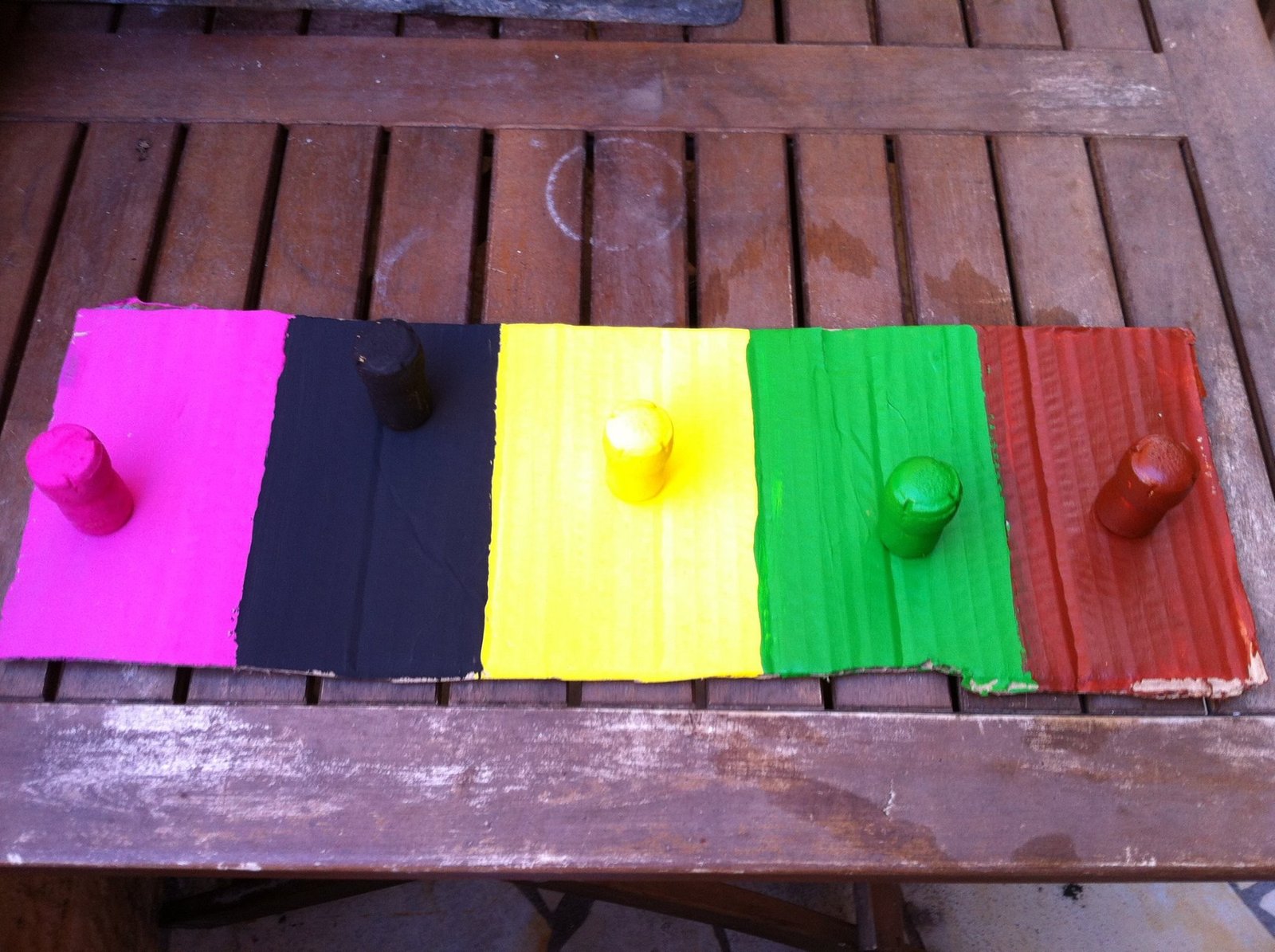 Apprendre les couleurs en s'amusant avec des bouchons en liège - caboucadin